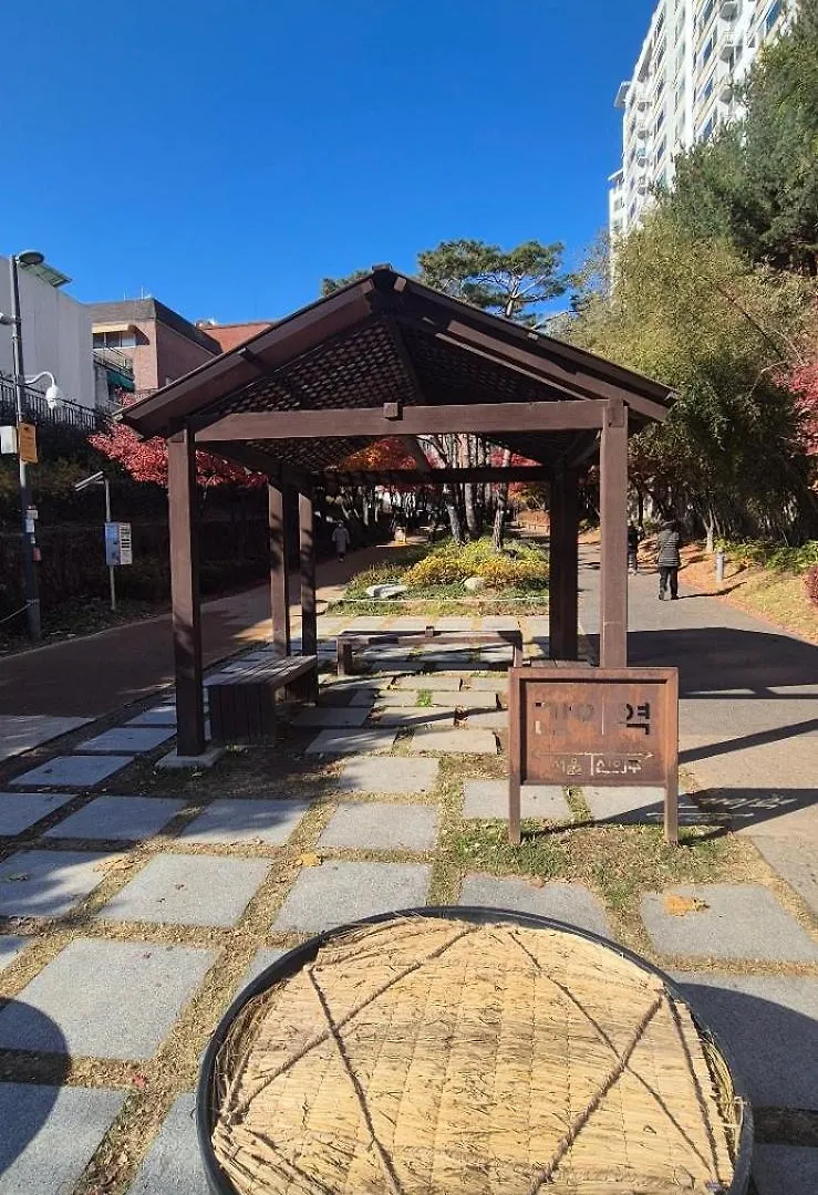 Zero Water Stay During The Open Event Hongdae 10 Minutes Hapjeong 10 Minutes Gongdeok Airport Railroad 5 Minutes Gyeongui Line Forest Road 1 Minutes Szöul Dél-Korea