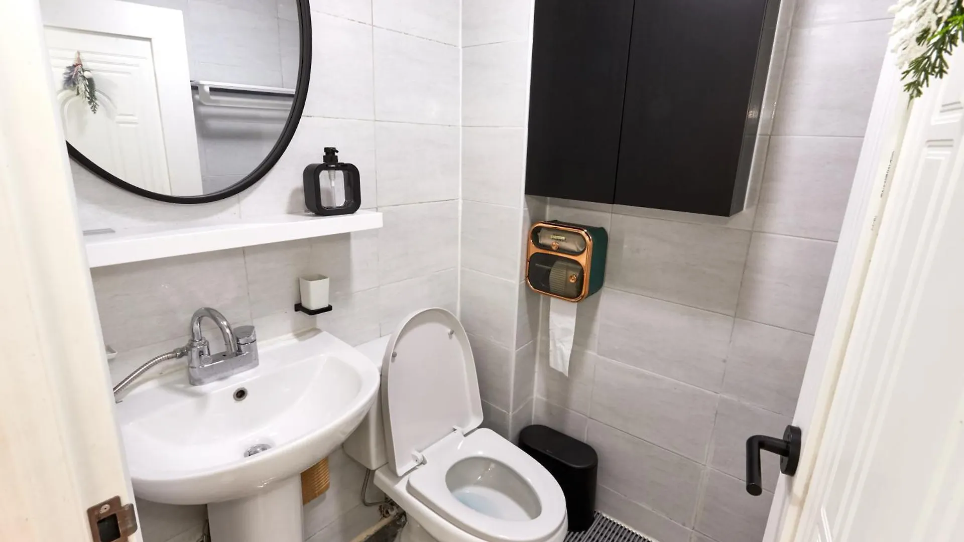 Zero Water Stay During The Open Event Hongdae 10 Minutes Hapjeong 10 Minutes Gongdeok Airport Railroad 5 Minutes Gyeongui Line Forest Road 1 Minutes Szöul Nyaraló